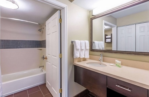 Anaheim Resort Complejo | Disneyland Trip Near Coral Tree Park w/ Full Kitchens! Pets Allowed & Parking!