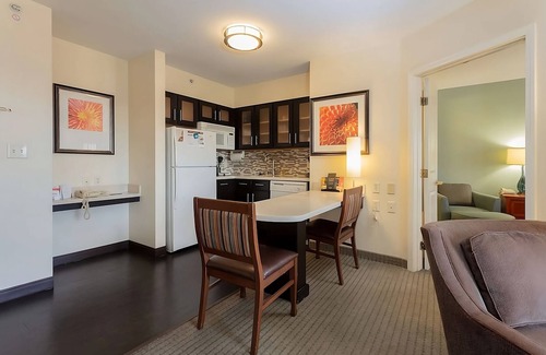Anaheim Resort Complejo | Disneyland Trip Near Coral Tree Park w/ Full Kitchens! Pets Allowed & Parking!