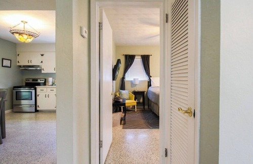 Golden Beach Condominio | 1BR Venice home with private beach access - Golden Beach Haven