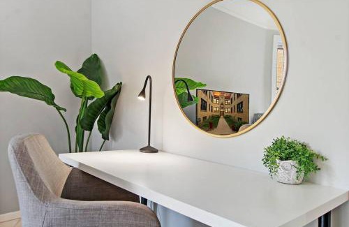 Chicago Apartamento | 1BR Vibrant & Inviting Apt in Chicago - Montrose 2E
