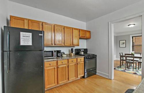Chicago Apartamento | 1BR Vibrant & Inviting Apt in Chicago - Montrose 2E