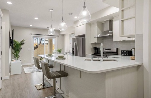 Sage Hill Apartamento | 1BR Walk Out Suite » Backyard » Patio » 65” TV