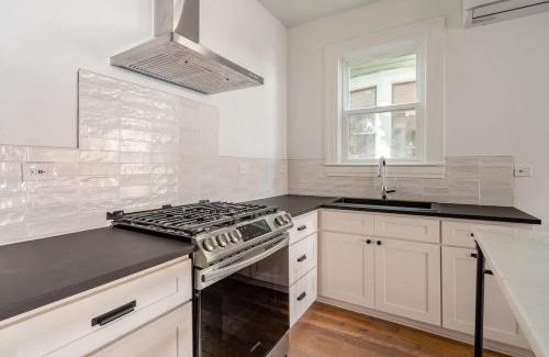 Uptown Apartamento | 1BR - Walk to Coffee, Brews & NW 23rd Shops