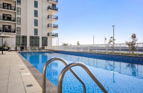 Abu Dhabi Apartamento | 1BR Waters Edge with Canal Views Pool Access Near Attractions