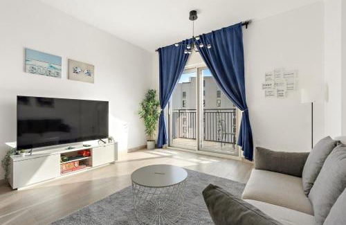 Abu Dhabi Apartamento | 1BR Waters Edge with Canal Views Pool Access Near Attractions