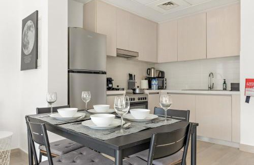 Abu Dhabi Apartamento | 1BR Waters Edge with Canal Views Pool Access Near Attractions