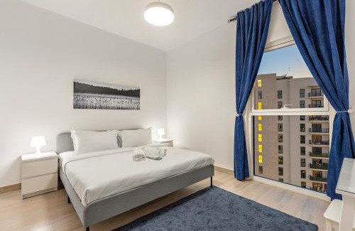 Abu Dhabi Apartamento | 1BR Waters Edge with Canal Views Pool Access Near Attractions