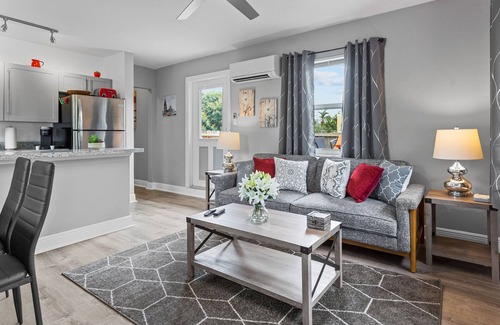Coral Ridge Apartamento | 1BR, Windows on All Four Sides