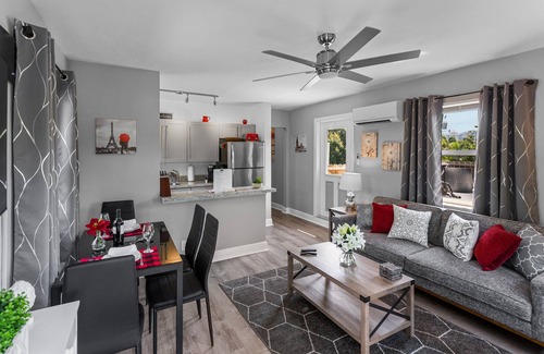 Coral Ridge Apartamento | 1BR, Windows on All Four Sides
