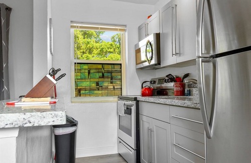 Coral Ridge Apartamento | 1BR, Windows on All Four Sides