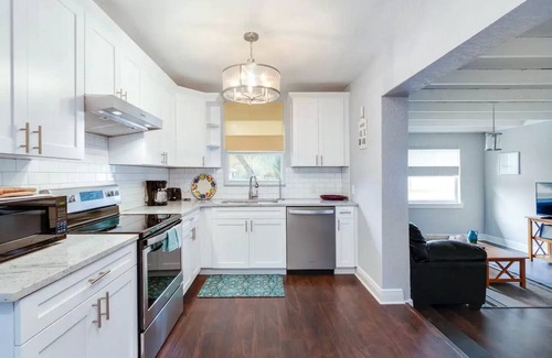 Tarpon Springs Casa | 1Mariner's Beach Manor - Fully Sanitized & Secure