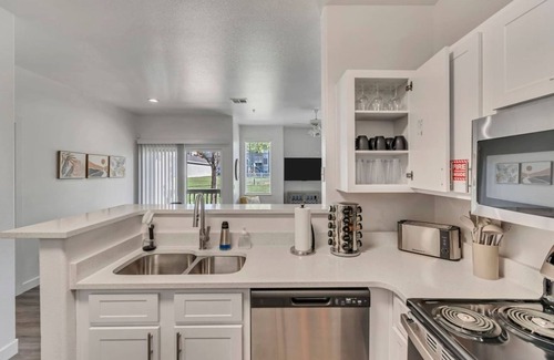 Clearfield Apartamento | 1st Fl King Beds Pool Garage - Near AFB