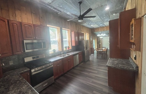 Elkader Apartamento | 1st Floor 2BR Downtown + 2 Parking Spaces