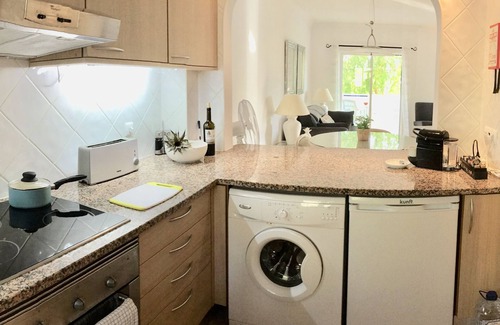 Alpouvar Apartamento | Wi-Fi gratuito 1 ° piso, balcón orientado al sur extra grande, 2 camas / baño apt + aire acondicionado