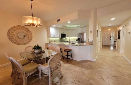 Vanderbilt Beach Condominio | Condominio de lujo en el primer piso con vista directa a la bahía de 3 dormitorios y 2 baños, a pasos de la playa.