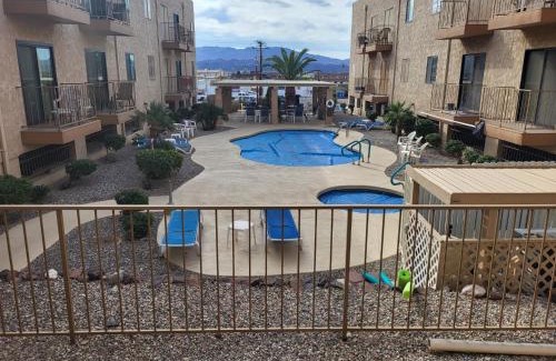 Lake Havasu City Apartamento | 1st Floor Condo in the Desert w/Pool, Spa & BBQ