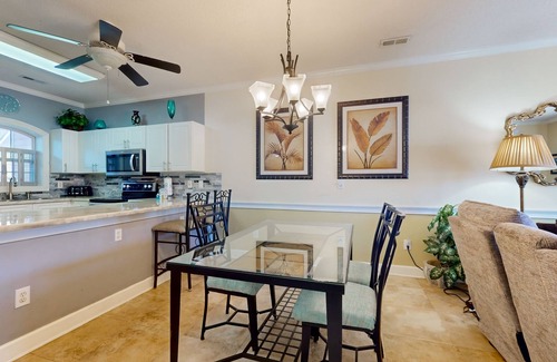 Central Myrtle Beach Condominio | 1st floor condo with pool, onsite golf & close to beach