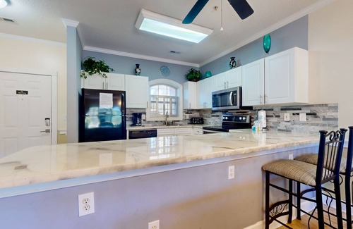 Central Myrtle Beach Condominio | 1st floor condo with pool, onsite golf & close to beach