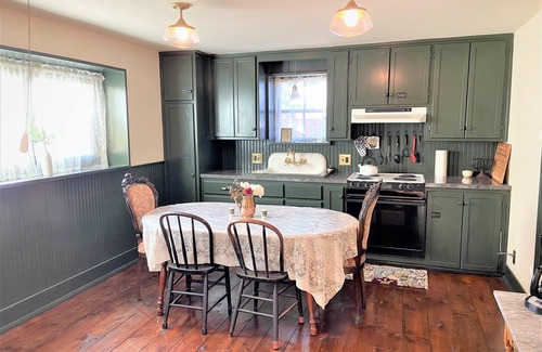 Hays Apartamento | 1st Floor Historic Limestone Property Downtown