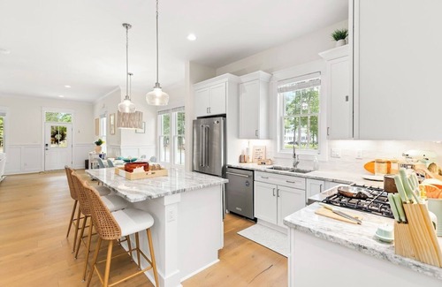 Cape Charles Casa | 1st Floor King Bed-Screened Porch-Family Friendly! Optional Resort & Golf Access