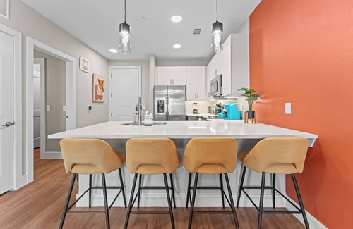 Fort Worth Apartamento | 1st Floor Modern Apartment in Ft Worth with a Private Yard, Parking, Pool & More