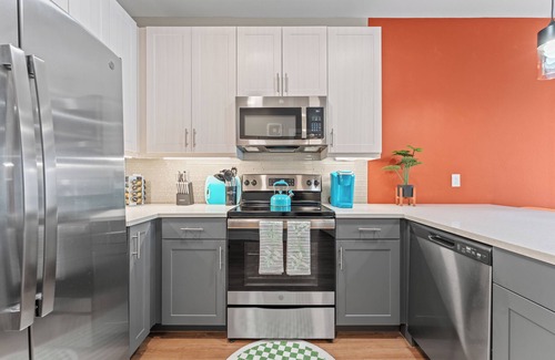 Fort Worth Apartamento | 1st Floor Modern Apartment in Ft Worth with a Private Yard, Parking, Pool & More