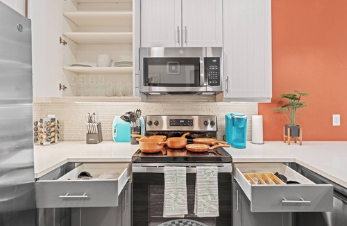 Fort Worth Apartamento | 1st Floor Modern Apartment in Ft Worth with a Private Yard, Parking, Pool & More