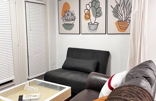 Hamilton Casa | 1st Floor Studio Unit Near Hamilton Airport, Mohawk College, St. Joe’s Hospital
