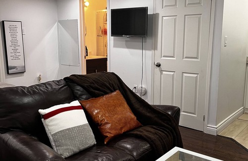 Hamilton Casa | 1st Floor Studio Unit Near Hamilton Airport, Mohawk College, St. Joe’s Hospital