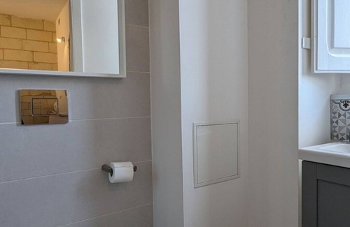 Cospicua Apartamento | 1st Floor Studio with Traditional Maltese Balcony