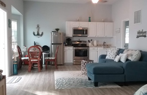 St. Augustine Beach Apartamento | PRIMERA CALLE RETIRE UN APARTAMENTO AMIGABLE PARA PERROS RECIENTEMENTE ACTUALIZADO CON CERCA EN EL PATIO.