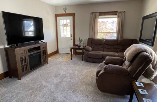 Bedford Casa | 2/1.5 Clean and Comfortable Home in Bedford, OH