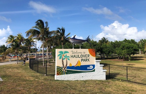 Bal Harbour Apartamento | 2 +1 Bed 2 Bath PH Terrace unit - 1 Block from Beach W/Parking