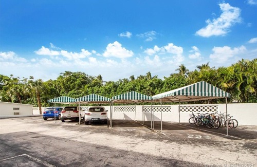 Bal Harbour Apartamento | 2 +1 Bed 2 Bath PH Terrace unit - 1 Block from Beach W/Parking