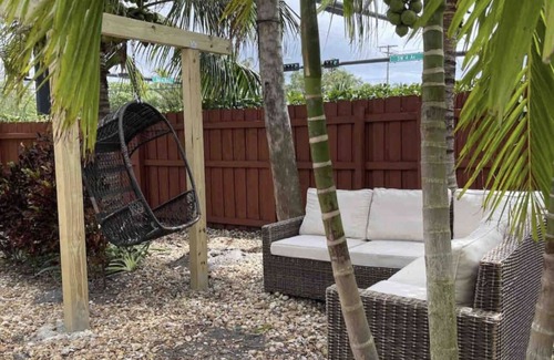 Croissant Park Apartamento | 2/1 close to Downtown Fort Lauderdale, Free Parking, Washer and Dryer