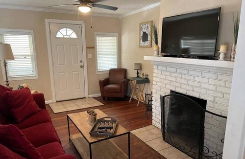 Avondale Casa | 2/1 Historic Murray Hill Bungalow with Laundry