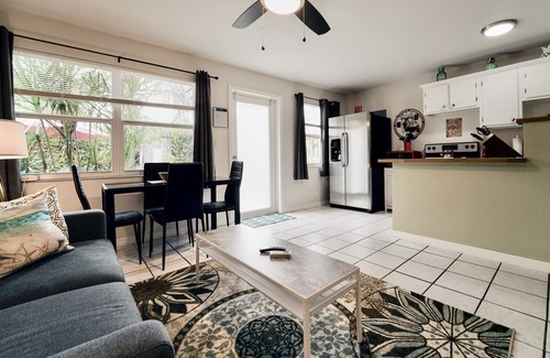Poinsettia Heights Apartamento | #2: 1BR with Beach Gear and Strong Wifi