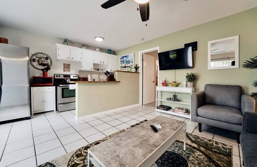 Poinsettia Heights Apartamento | #2: 1BR with Beach Gear and Strong Wifi