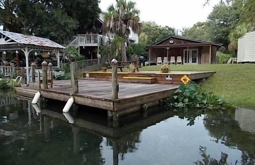 Weeki Wachee Gardens Cabina | CABINA EN Weeki Wachee River, ¡Kayaks para la familia y una canoa!