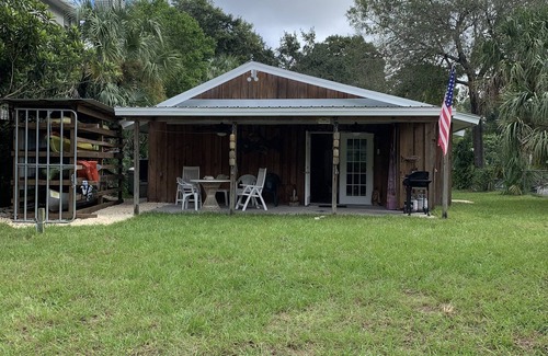Weeki Wachee Gardens Cabina | CABINA EN Weeki Wachee River, ¡Kayaks para la familia y una canoa!