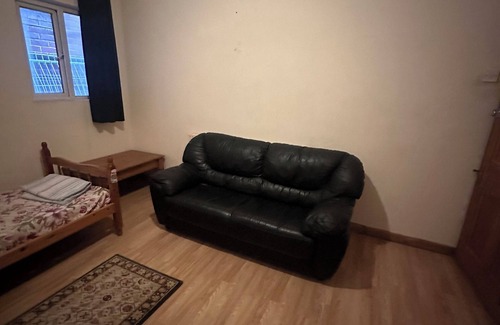 Slough Casa | 2/3 bedroom ground floor flat in the centre of Slough close to rail/bus London