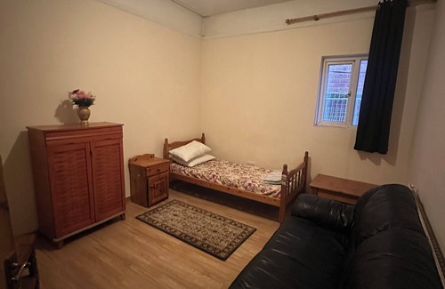 Slough Casa | 2/3 bedroom ground floor flat in the centre of Slough close to rail/bus London