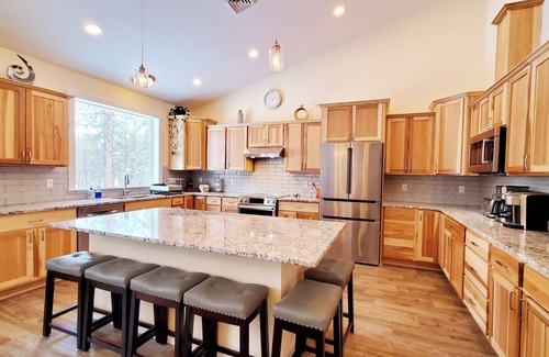 Deschutes River Woods Casa | 2.5 acres New single level home 7 bedroom 5 full bath 3,462 sqft forest views