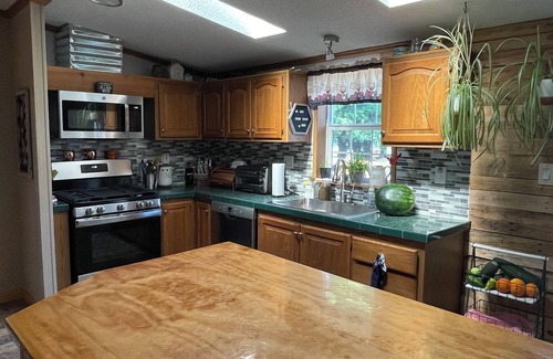 State College Casa | 2.5 miles from Beaver Stadium our Charming 3-bedroom house with AC, WiFi
