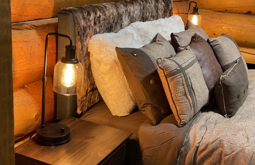 Nenana Cabina | 2,500 sqft Log Lodge — a retreat between Denali and Fairbanks