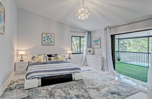 West Palm Beach Casa | 2 Acre Westwood Mansion with Pool, Lake, Jacuzzi, T-court & dock in Wellington