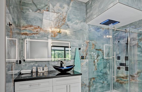 West Palm Beach Casa | 2 Acre Westwood Mansion with Pool, Lake, Jacuzzi, T-court & dock in Wellington