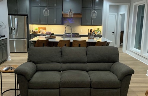 College Station Casa | 2 acres, gated 5 miles to TAMU Patio with fire pit, tv, grill, sitting area