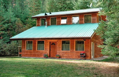 Blanchard Cabina | 2 Adjacent Cabins near Silverwood w/ Vintage Ice Cream Parlor + Movie Theater