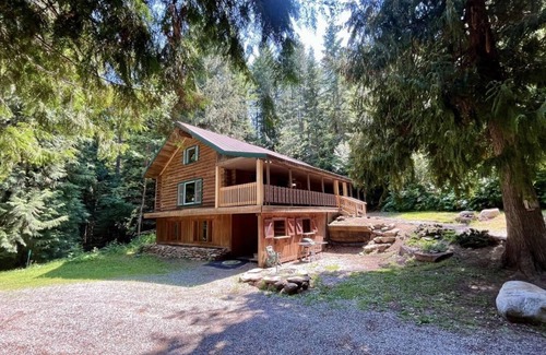 Blanchard Cabina | 2 Adjacent Cabins near Silverwood w/ Vintage Ice Cream Parlor + Movie Theater